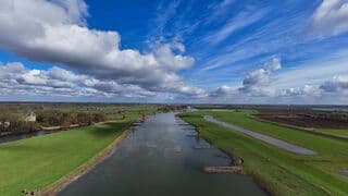 Zon bewolking en wind boven de IJssel 
