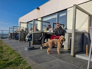 Op terrasje aan zee..veel blauwe lucht en zon..
