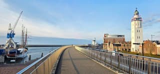 Blauw bewolkte lucht boven de kust van Harlingen 