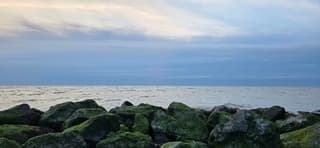 Opkomende regenwolken boven de waddenzee vanavond 