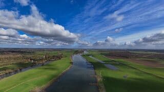 Zon wat bewolking en wind boven de IJssel 