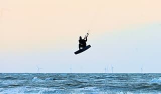 Laagvliegen over het water.