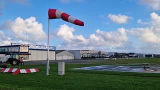Onstuimige wind op het vliegveld van Texel 