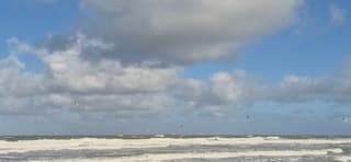 Donkere wolken trekken land inwaarts 