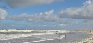 Donkere wolken trekken land inwaarts 