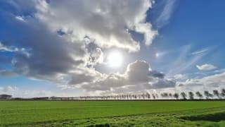 Zon en bijzon op een winderige dag