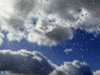 Zon breekt door de regen