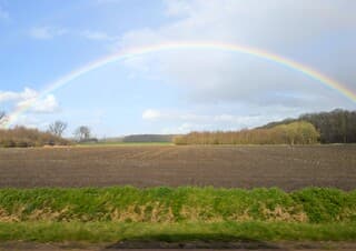 Regenboog boven het platteland in Moerstraten. 