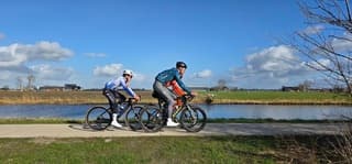 Mooie blauw bewolkte lucht boven wielrenners bij Aduard 