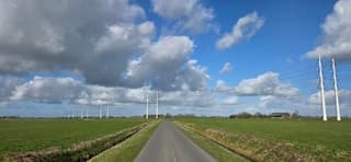 Mooie blauw bewolkte lucht boven de Groninger landerijen 