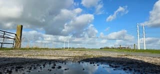 Mooie blauw bewolkte lucht boven de provincie Groningen 