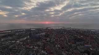 Prachtige zonsondergang aan zee