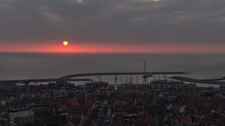 Prachtige zonsondergang aan zee