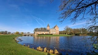 Heerlijke lentedag met blauwe lucht, volop zon bij dit kasteel Rechteren in Dalfsen
