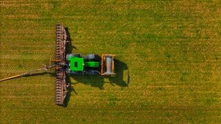 Boeren zijn weer druk op de landerijen