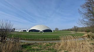 Zonnig vanochtend met wat streep bewolking boven dit aparte gebouw in Raamsdonkveer