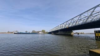 Zonnig en wat witte strepen boven de Brugsche Maas bij de Keizersveerbrug