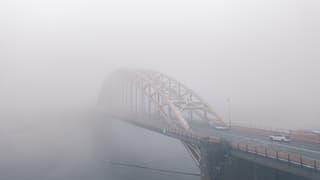 Mistig rondom de Waalbrug