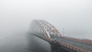Mist rondom de Waalbrug (foto 2)