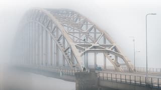 De Waalbrug in de mistbank 