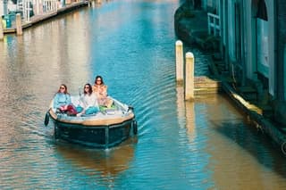 Zon, Matig briesje dat het iets kouder laat aanvoelen. Toch ideaal weer voor een boot tochtje op de grachten van Utrecht.