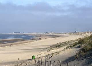 Optrekkende mist met een heel breed strand