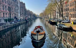 De stad slaapt nog grotendeels maar de zon warmt de trachten alvast op voor een stralende dag