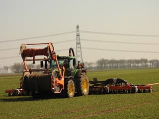 Sleep slangen is ook op volle kracht begonnen mest uitrijden 