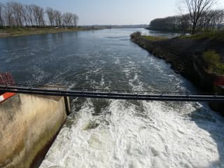 Krachtig bruisend water bij de stuw.