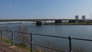 Uitzicht op brug over Maas.