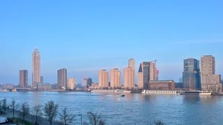 De dag begint licht nevelig met een lage wolkenband 