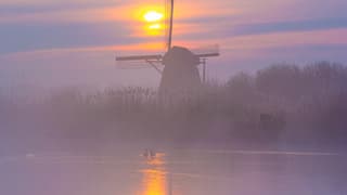  Fraaie, mistige zonsopkomst in Est