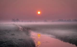 Grondmist bij zonsopkomst