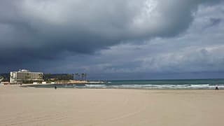 Veel bewolking frisse wind en zon bij 17 graden 