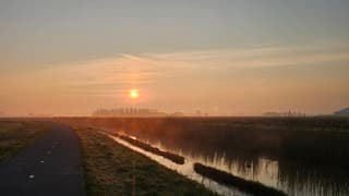 Opkomende zon en dauw