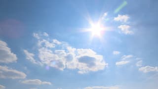 zon en wolken aan de blauwe lucht