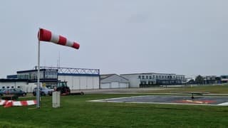 Stevige wind op het vliegveld van Texel 