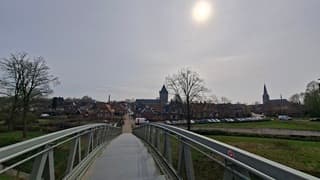 Zonnig en warm in Delden vanmiddag vanaf deze loopbrug