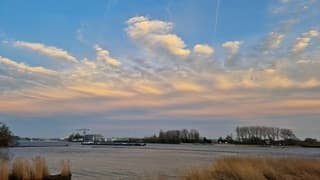 Wolkenlucht tijdens zonsondergang 