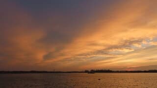 kleurige wolken bij zonsondergang