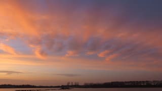 wolken stralen na zonsondergang