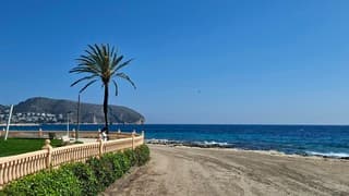 Zon en onbewolkt bij 20 graden 