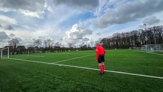 Scheidsrechter staat klaar voor de voetbal wedstrid