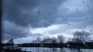 Onstuimige wolken in blauw