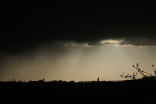zware wolken boven Dirksland