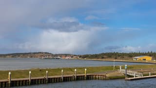 Hagelbuien boven dorpsgezicht Vlieland