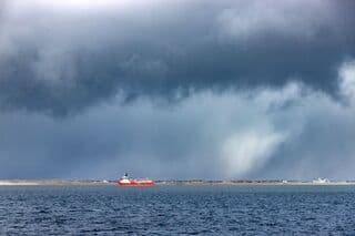 Bui met hagel boven Texel 