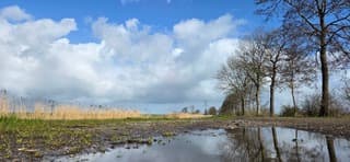 Blauw bewolkte lucht boven de provincie Groningen 