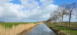 Blauw bewolkte lucht en zon boven de provincie Groningen 