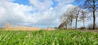 Blauw bewolkte lucht en zon boven de provincie Groningen 